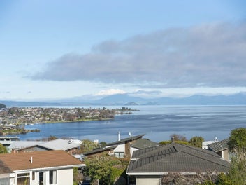 Quirky Charmer With Lake And Mountain Views