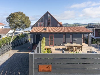 Quirky Charmer With Lake And Mountain Views