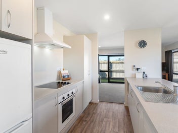Easy Elegant Living in Ashmore Park
