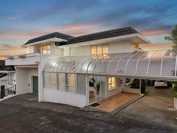 Commanding views, premier position!