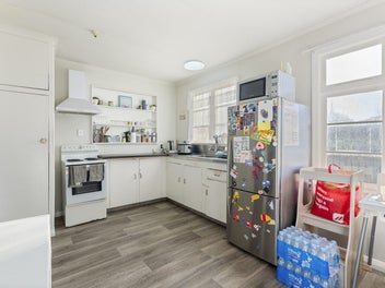 Retro gem alert! Snag this 1950s stucco stunner!