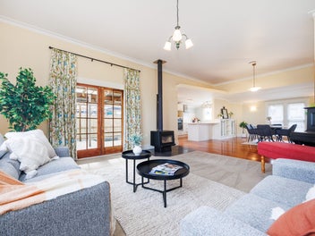 5-Bed Entertainer's Dream - Character Charm!