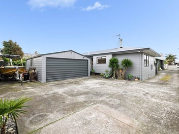 Refreshed, Large Garage Three Bedroom At Mount