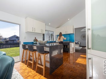 BARGAIN BUY - BIG Home on 1000sqm