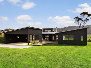 MODERN HOME WITH SUSTAINABLE EDGE - 5.56 HA