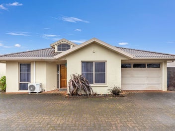 Freehold & Free Standing in the Heart of Victoria!