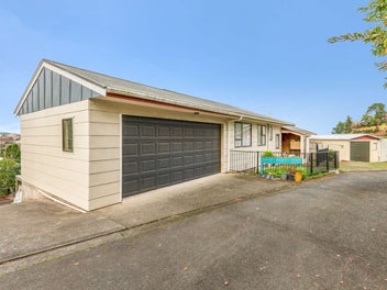 Executive Comfort - Family Ease on Parkdale Drive!