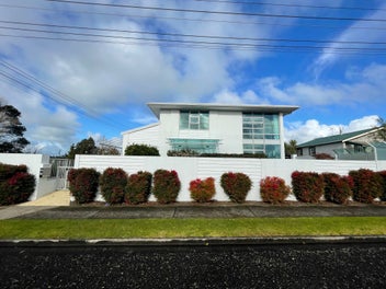 Sunny, spacious and superb location!!