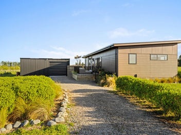 Charming Lifestyle Property in Burnt Hill!
