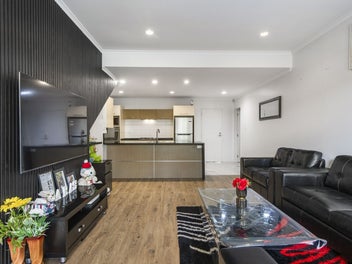 Spacious, Stylish & Superbly Located!