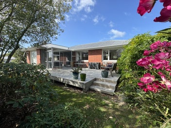 Super Sunny, Private 3 bed brick