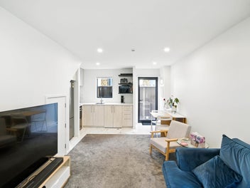 Sleek, Stylish & Central!