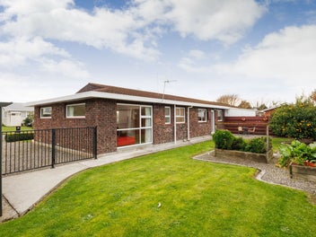 Immaculate, Easy-Care, and Freehold!