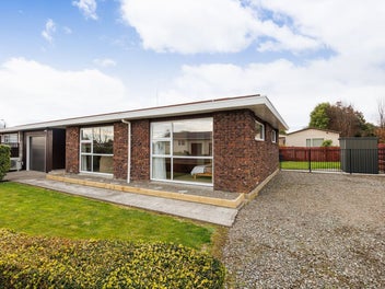Immaculate, Easy-Care, and Freehold!