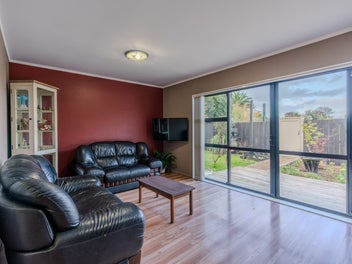 Free Standing Gem next to the Reserve in Remuera