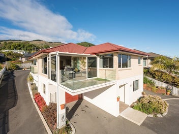 Spacious Dual Living with Stunning Views!!