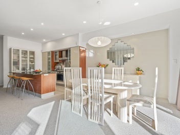 Spacious, executive living - gateway to the Bays
