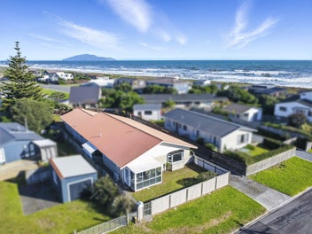 Coastal Living At Its Best In Otaki Beach