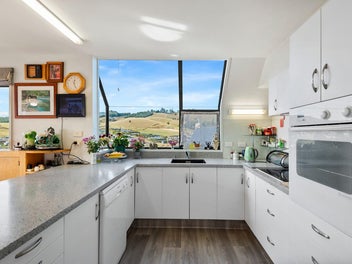 Spacious, Sunny & Ideal For The Big Garage Lovers!