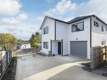 Luxe Living, Leafy Outlook - Ample Parking!