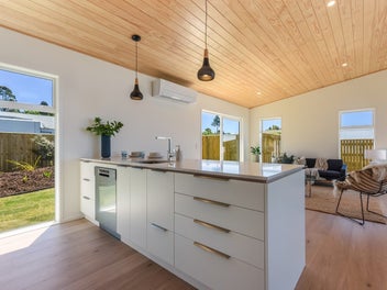 2 Living, High Timber Ceilings, Campervan Parking