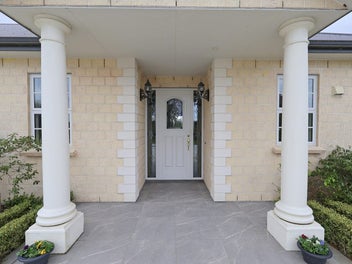 Luxurious estate for sale - A true oasis