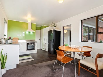 Sunny, renovated oasis + workshop & garage
