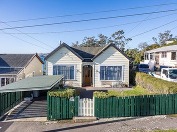 Sunny three bedroom house with harbour views