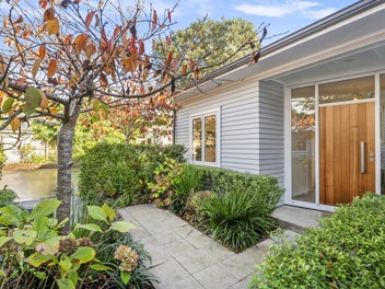 Private family oasis with style and sun