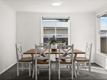 Light-filled living in Frimley