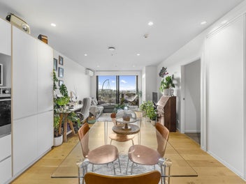 Easy Modern Living - Luxurious with Great Views