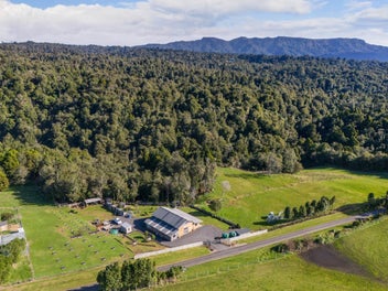 Barn Style Home with Bush, Grazing & River