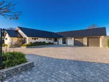 Exceptional family living, 2,996sqm in town