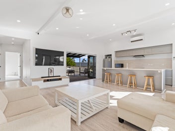 Entertaining's a Breeze with Decks Like These