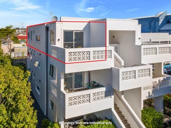 Top-Floor Sun-Trap with Art-Deco Soul