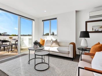 Top-Floor Sun-Trap with Art-Deco Soul