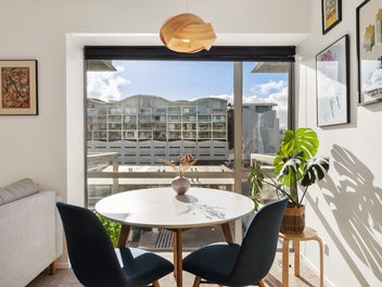 SUN-FILLED ONE BEDROOM APARTMENT IN PRIME TE ARO