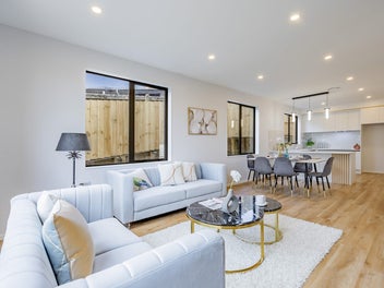 Modern 5-Bedroom Luxury with Scenic Views – Li...