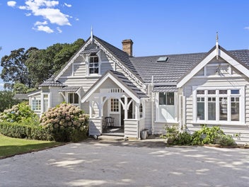 Luxury Estate on 1500m² of land!
