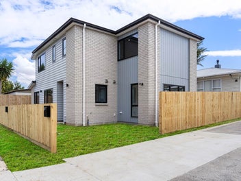 Stylish New Build with Two Master Suites – Mus...