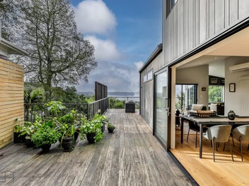 Stylish cedar retreat + self-contained apartment
