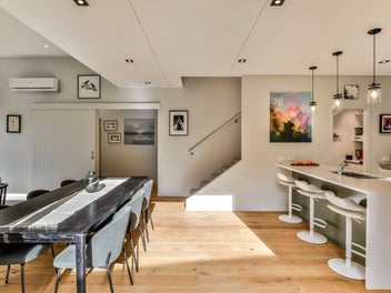 Stylish cedar retreat + self-contained apartment
