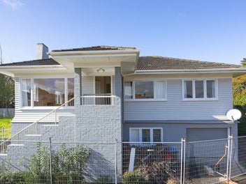 Gorgeous 3 bedroom bungalow for removal!! #Skirt