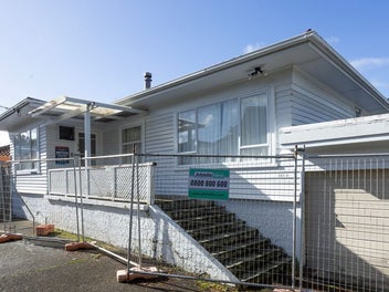 Solid 3 bedroom bungalow for sale for removal!#Kit