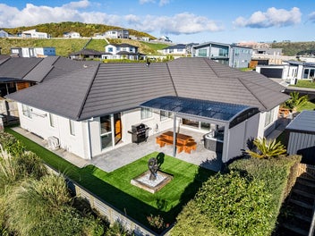 A Modern Home with Stunning Harbour Views!