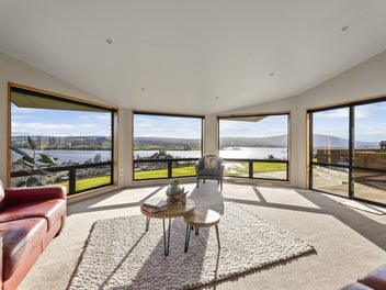 A Lifestyle Retreat with Sweeping Lake Views
