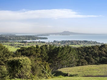 Wow factor in Whitford - jaw dropping views!
