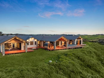 NEAR NEW ELEVATED ELEGANCE + SEPARATE DWELLING