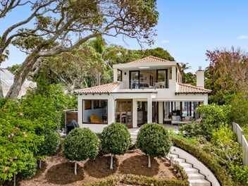 Exclusive Waterfront Living – A Renovators...
