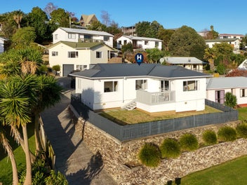 Single level living with stunning views